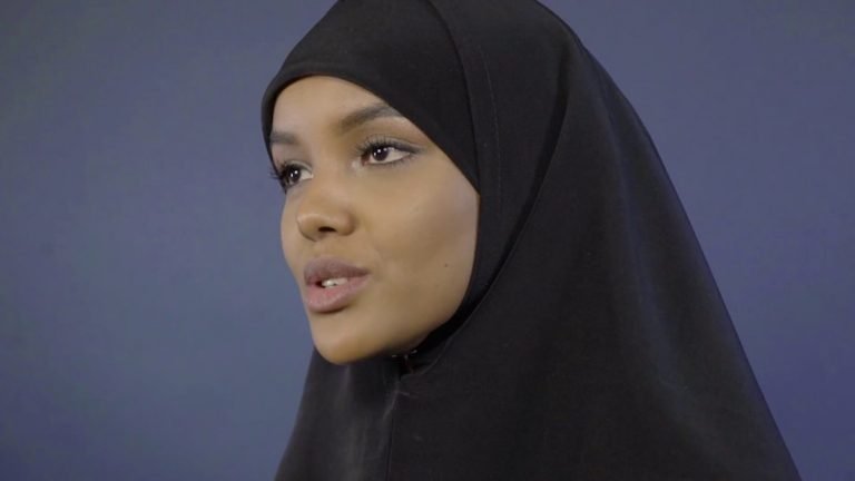 femme voilée maquillage