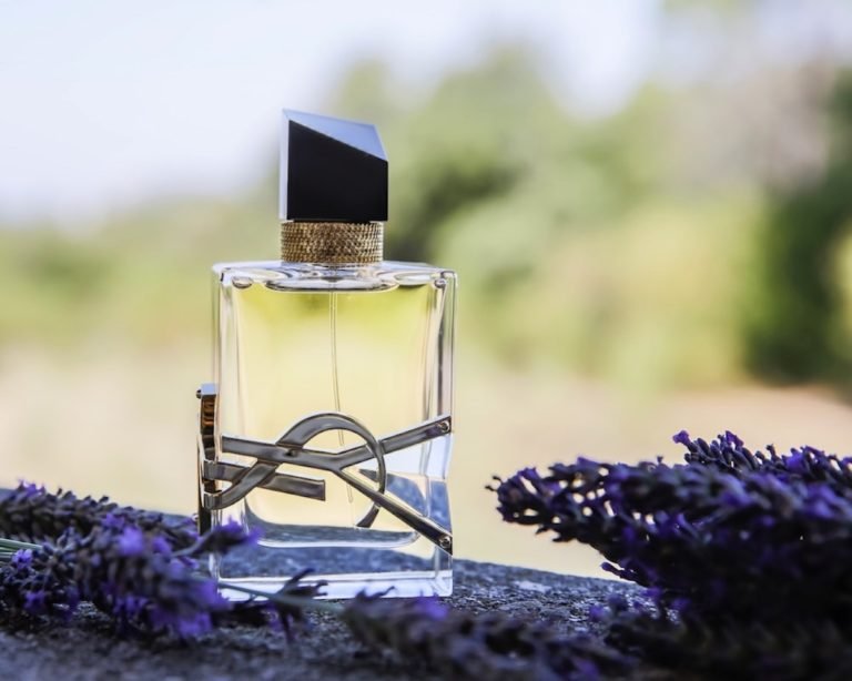 comment faire tenir son parfum toute la journée