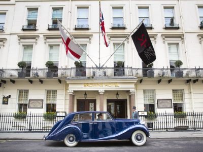 Brown’s-Hotel-London-–-Facade-with-Blue-Baron-Vintage-Car-Transfer-4229